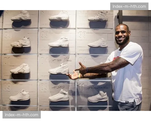 特写：41岁的勒布朗·詹姆斯在训练后独自进行投篮加练