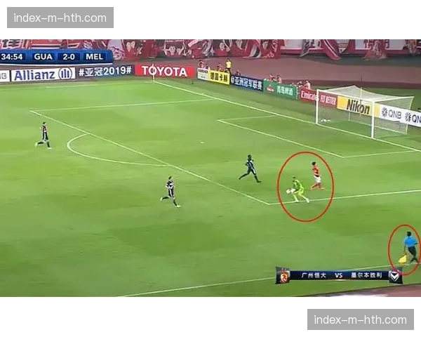 现场：丹麦奥尔堡主场球迷以“白色毛巾海”抗议争议判罚。