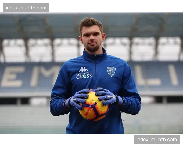 官方：恩波利与年轻门将续约五年，其快速手抛球能力受多队关注