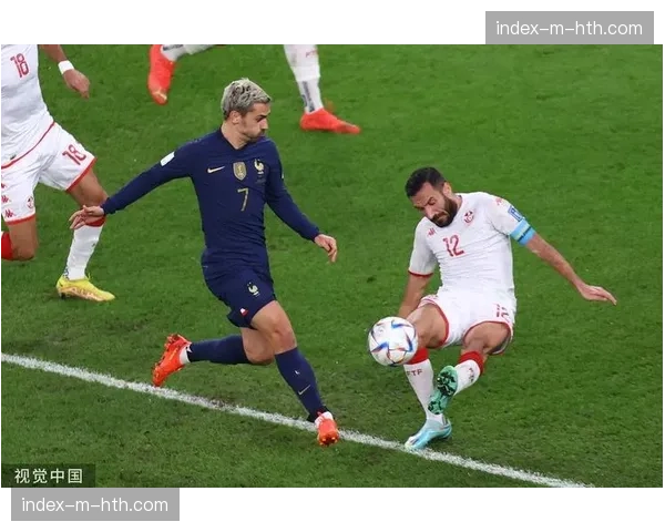 前法国国脚埃弗拉在节目中赞扬了巴黎小将扎伊尔-埃梅里在肋部的决策能力