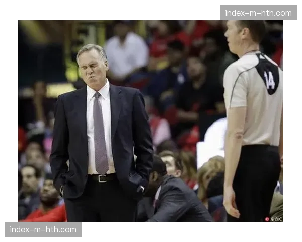 特写:风暴主帅奎因在战术板上为新人画下最后一个战术 特写:风暴主帅奎因在战术板上为新人画下最后一个战术