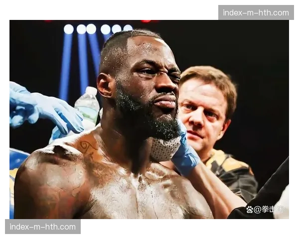 维尔德重拳击中切索拉腹部，后者坚持完赛展现韧性